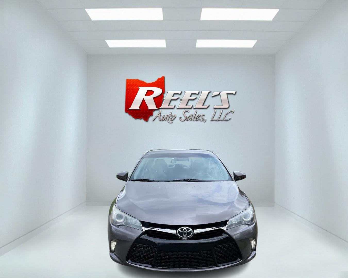 2015 Gray /Black Toyota Camry SE (4T1BF1FK7FU) with an 2.5L I4 DOHC 16V engine, 6-Speed Automatic transmission, located at 547 E. Main St., Orwell, OH, 44076, (440) 437-5893, 41.535435, -80.847855 - Photo#1